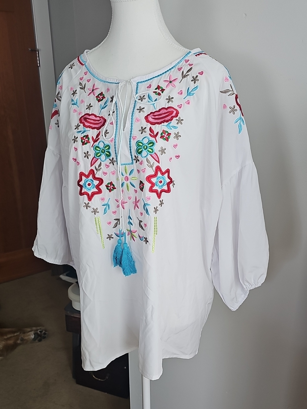 MISSLOOK White Embroidered Peasant Tunic with Blue Tassel